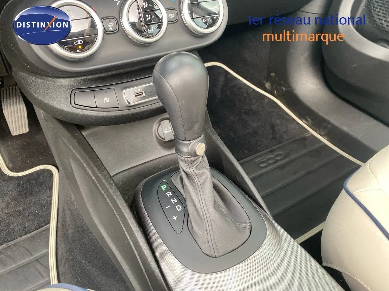 Le levier de vitesses automatique en cuir noir de la FIAT 500X 2021, avec console centrale et sièges ivoire.