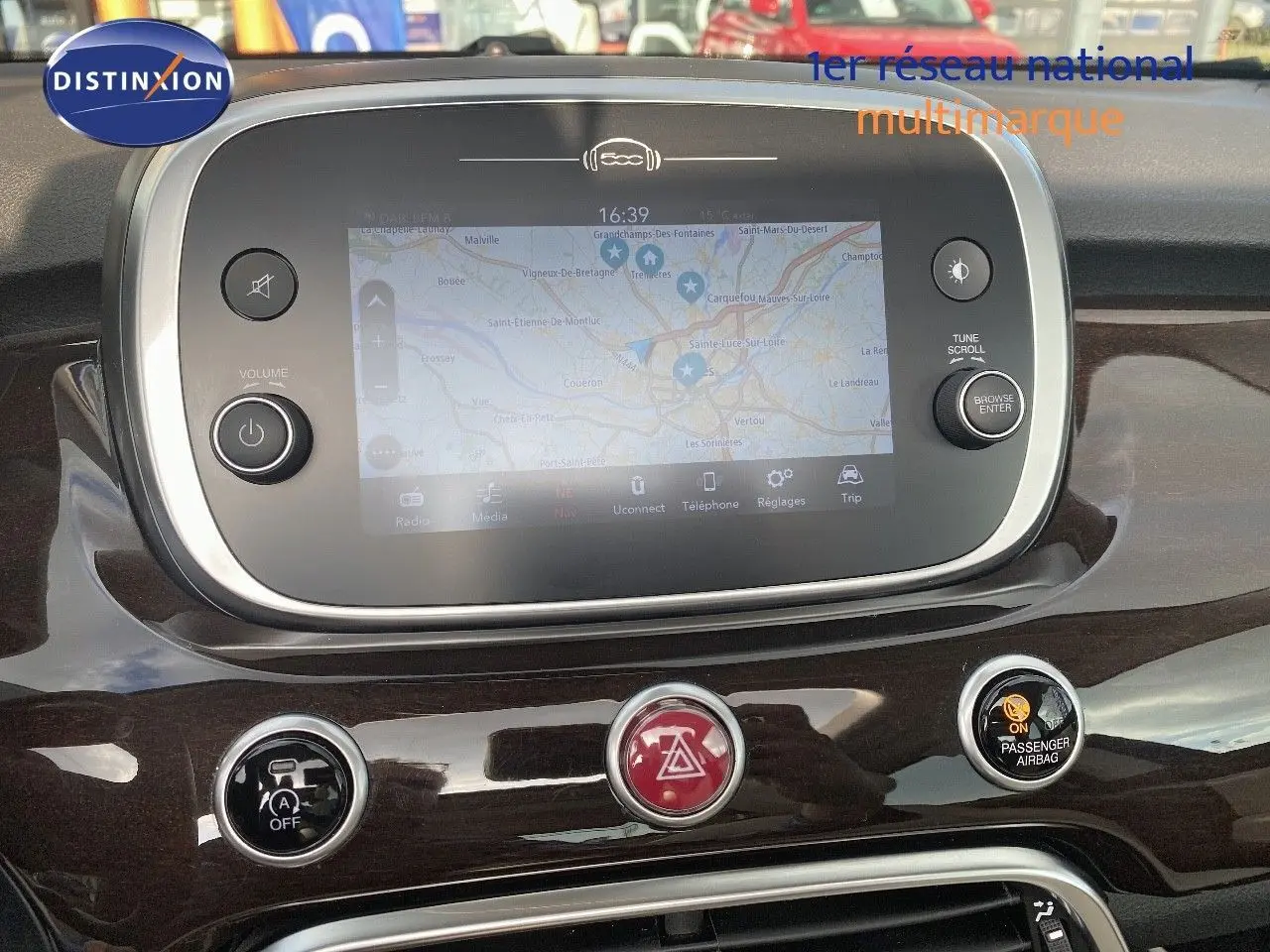 Écran tactile central avec navigation affichée sur le tableau de bord d'une Fiat 500X 2021 finition Yacht Club Capri.