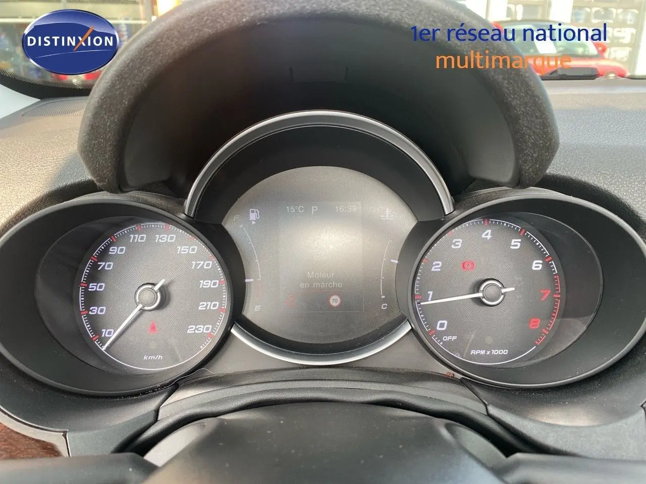 Vue rapprochée du tableau de bord numérique et analogique du FIAT 500X bleu Venezia Metal, affichant la vitesse et le régime moteur.