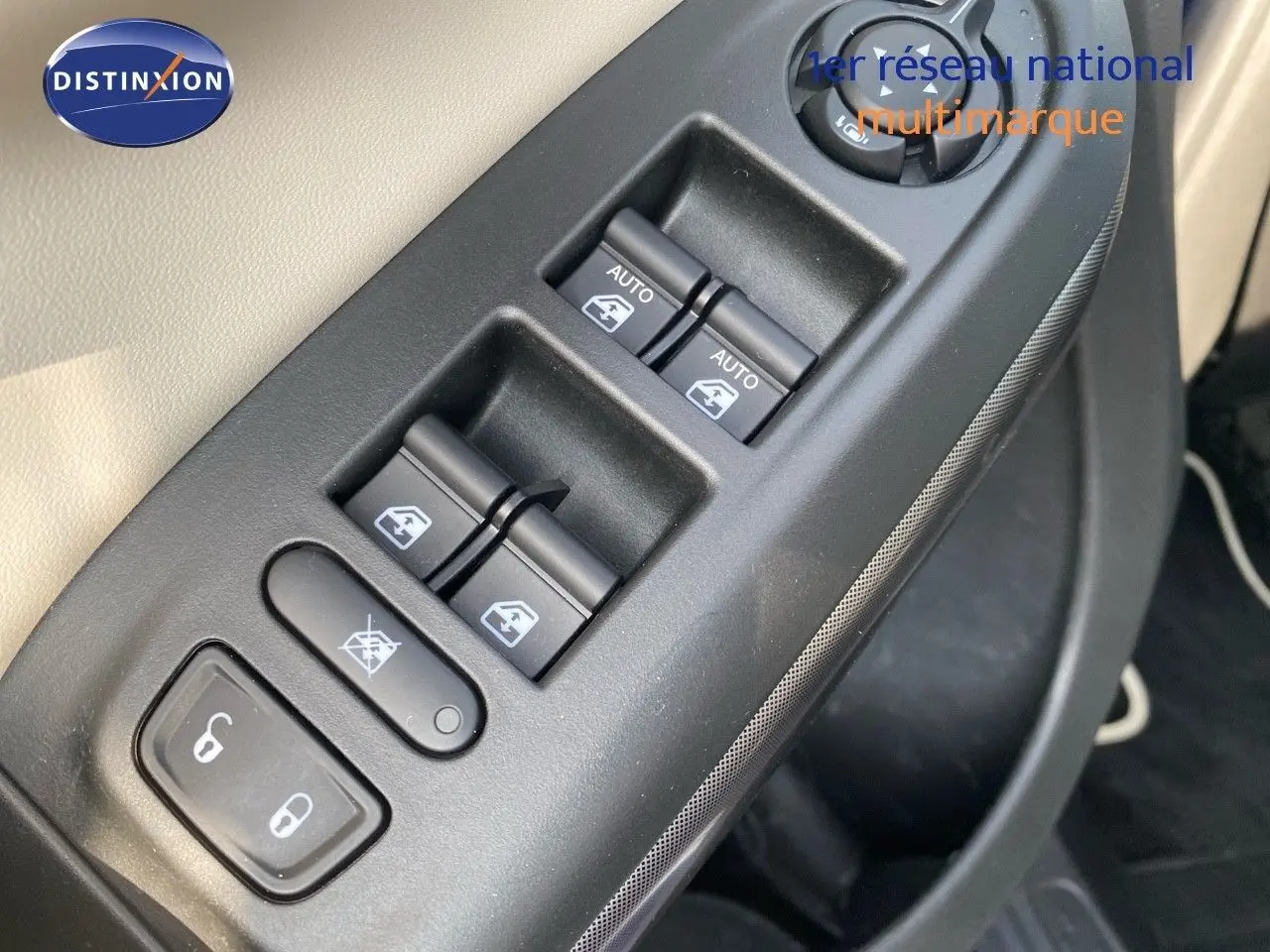 Gros plan sur les commandes des vitres et rétroviseurs côté conducteur du Fiat 500X 2021.