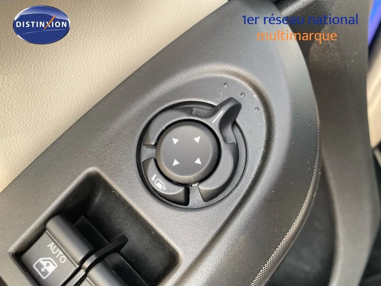 Commande de réglage des rétroviseurs et boutons de lève-vitres côté conducteur dans l'habitacle du Fiat 500X bleu Venezia Metal.