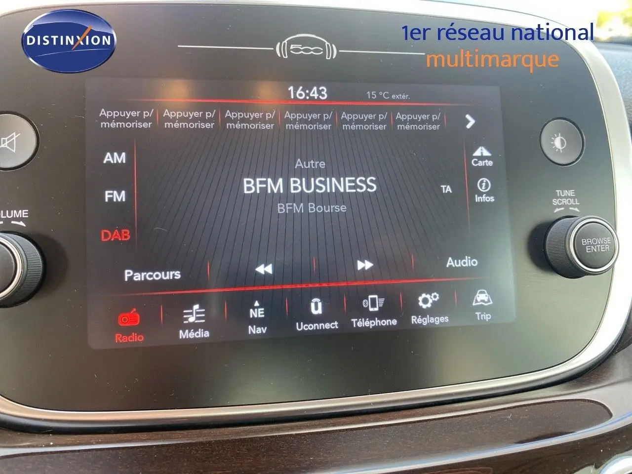 Écran tactile central du tableau de bord du Fiat 500X 2021 affichant la radio BFM Business.