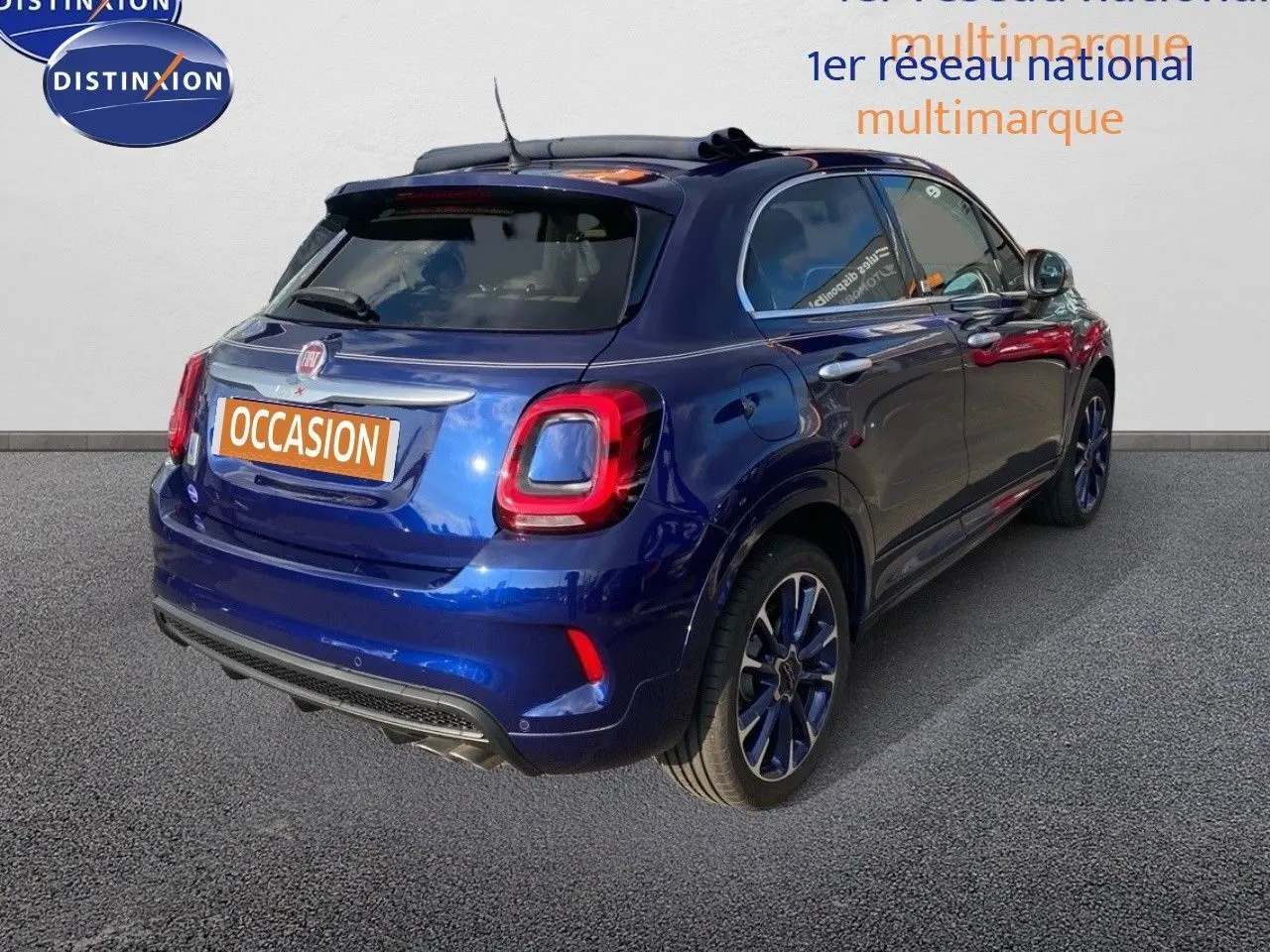 Fiat 500X bleu Venezia métal vue 3/4 arrière droit, avec jantes bi-ton et feux arrière LED distinctifs.