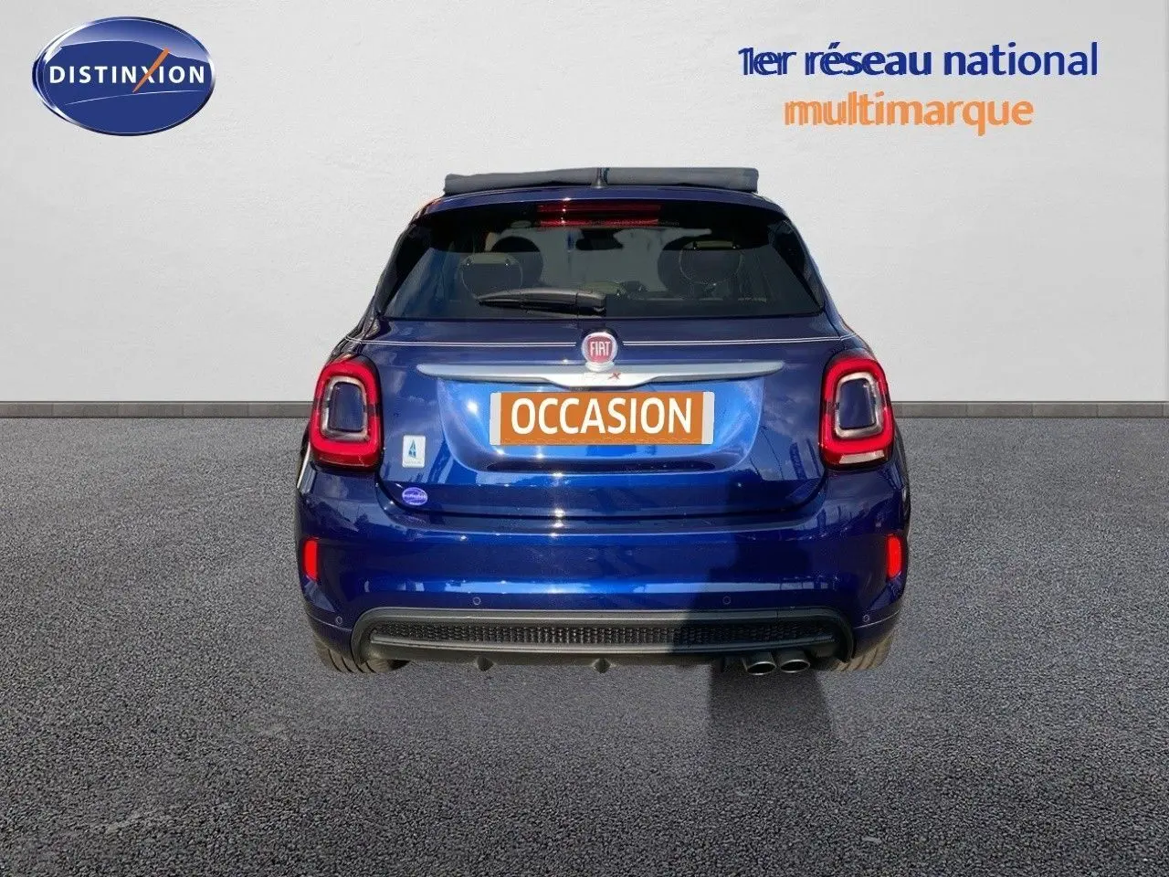 Vue arrière d'une FIAT 500X bleu Venezia métal avec toit ouvrant et feux arrière LED distinctifs.