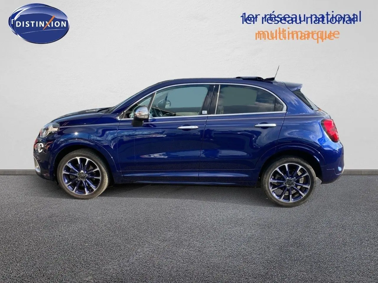 Profil latéral droit d'une FIAT 500X bleu Venezia métallisé avec jantes bi-ton et toit ouvrant panoramique.