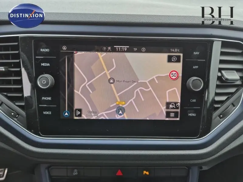Écran tactile central du Volkswagen T-Roc gris 2021 affichant un GPS avec carte et commandes autour.