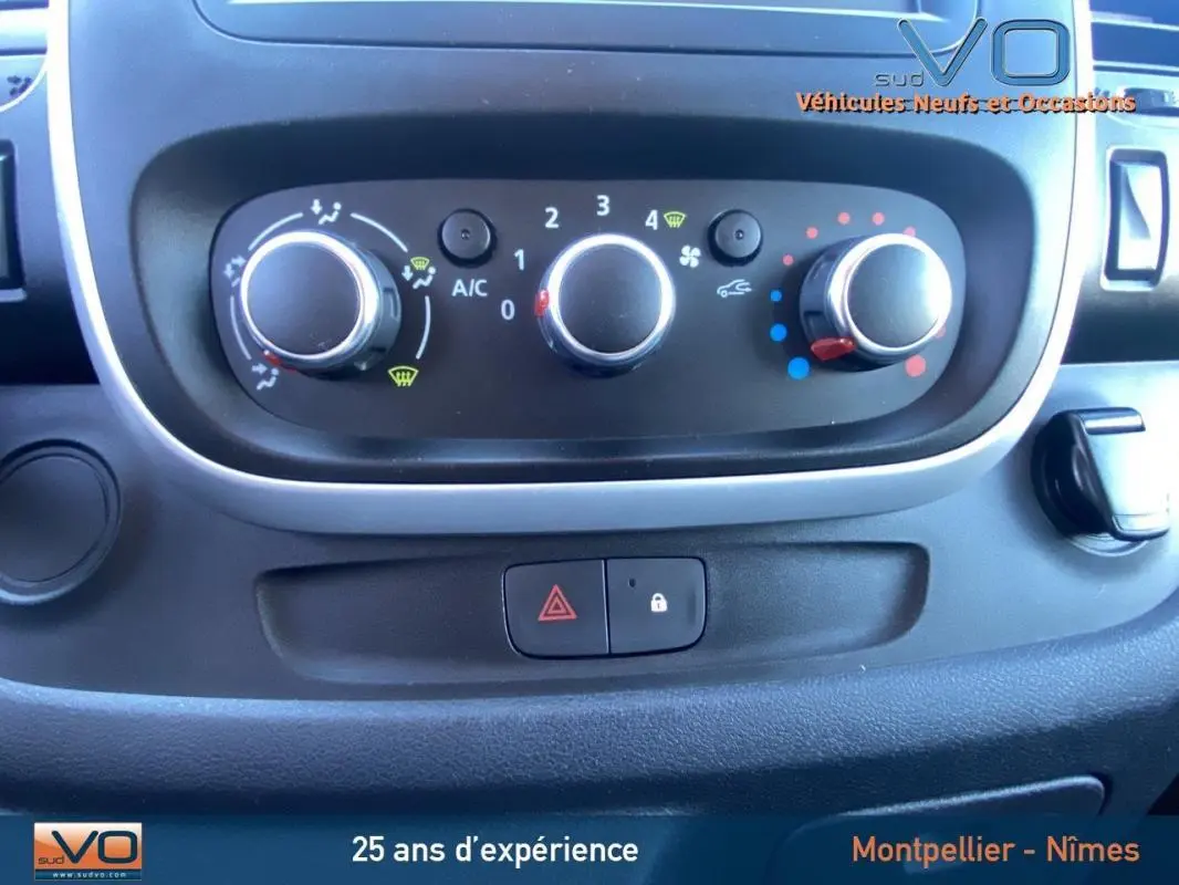 Gros plan sur les commandes de climatisation du Renault Trafic Fourgon gris clair, version Zen 2019.