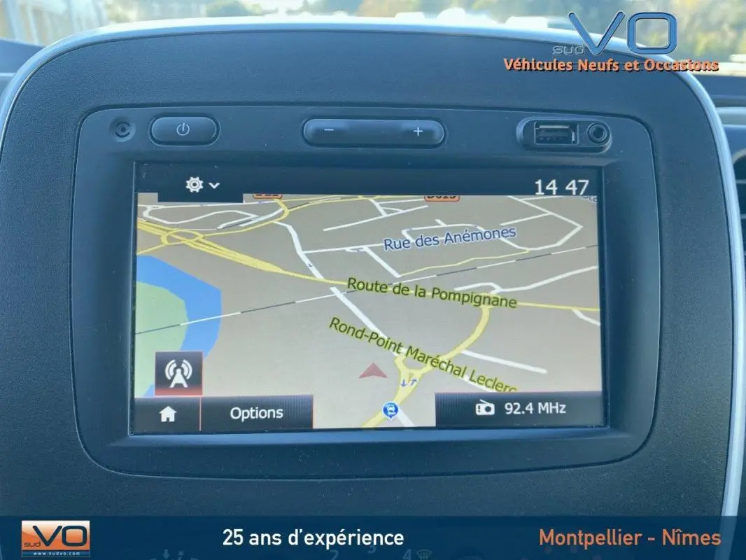 Écran de navigation intégré du Renault Trafic Fourgon gris clair, affichant une carte routière détaillée.