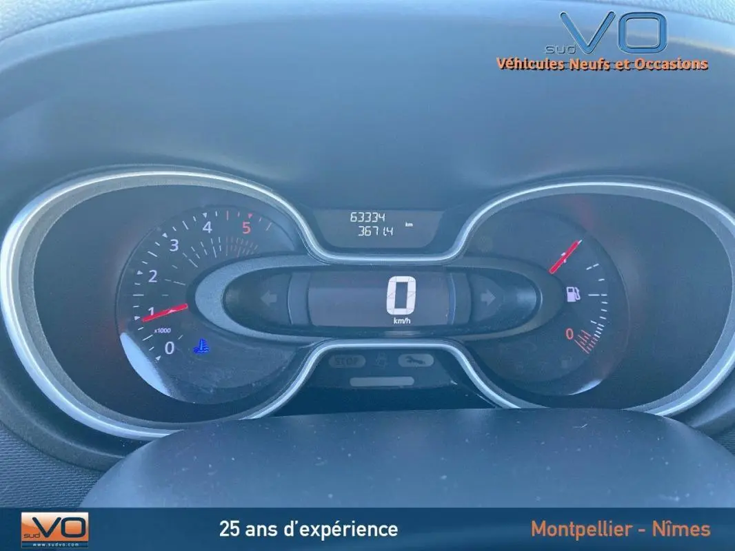 Tableau de bord numérique du Renault Trafic Fourgon gris clair, affichant compteur et jauge carburant.