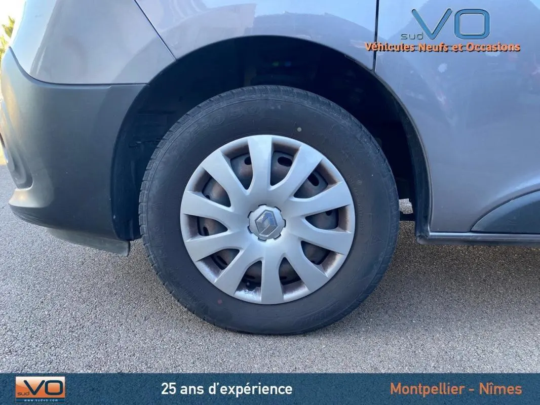 Gros plan sur la roue avant gauche du Renault Trafic Fourgon gris clair, mettant en valeur la jante et le logo Renault.