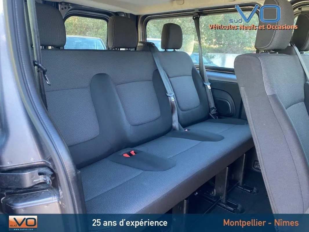 Banquette arrière vue de côté gauche du Renault Trafic Fourgon Combi gris clair, montrant les sièges et ceintures de sécurité.