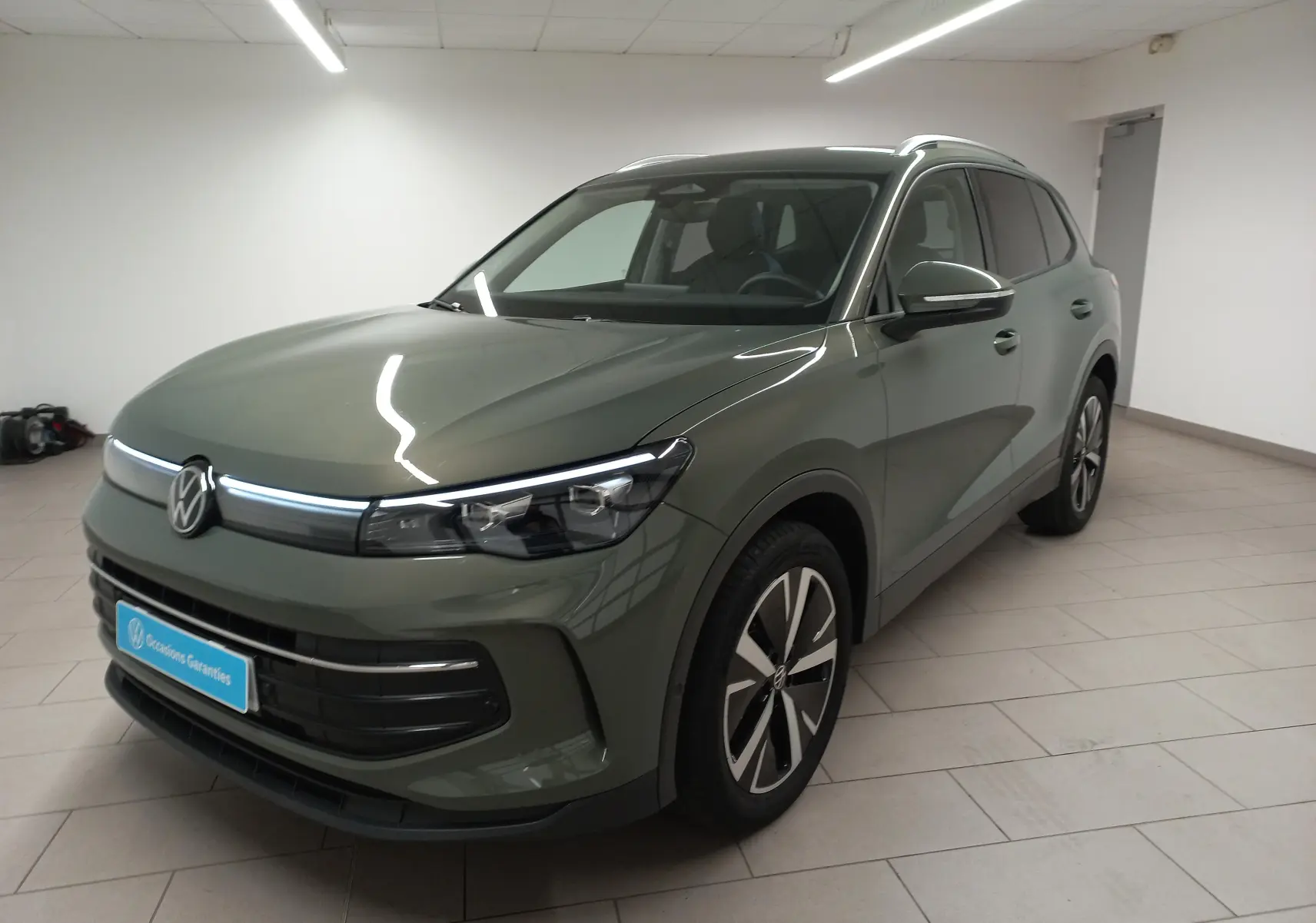 Volkswagen Tiguan 2025 Vert Cipressino en 3/4 avant droit avec jantes alliage noir brillant Catania 19 pouces
