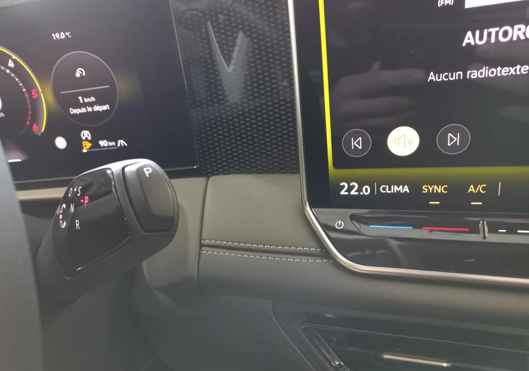 Vue rapprochée du levier de vitesses automatique et du tableau de bord numérique du Volkswagen Tiguan 2.0 TDI 150 DSG7 VW Edition.