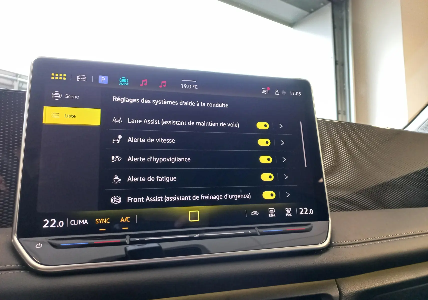 Écran tactile central du Volkswagen Tiguan 2025 affichant les réglages des aides à la conduite dans l'habitacle.