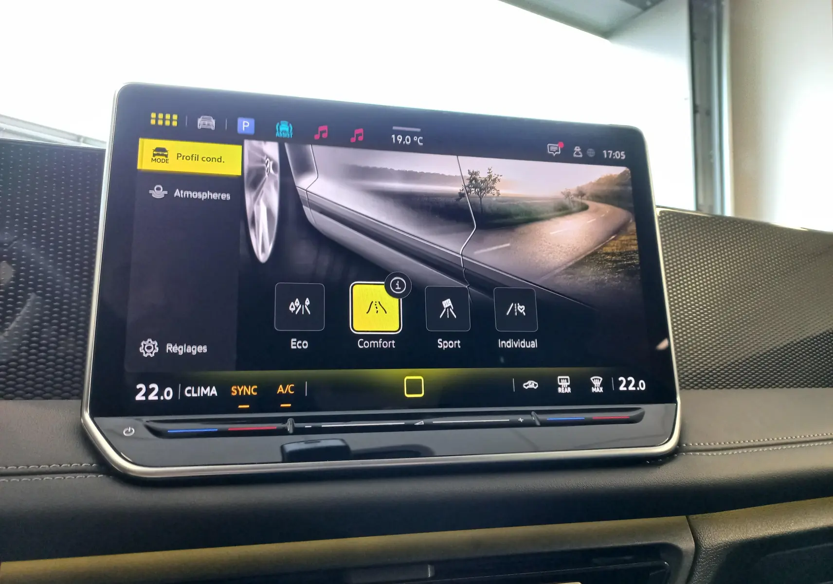 Écran tactile central du Volkswagen Tiguan 2025 affichant les modes de conduite avec interface moderne et finition intérieure soignée.