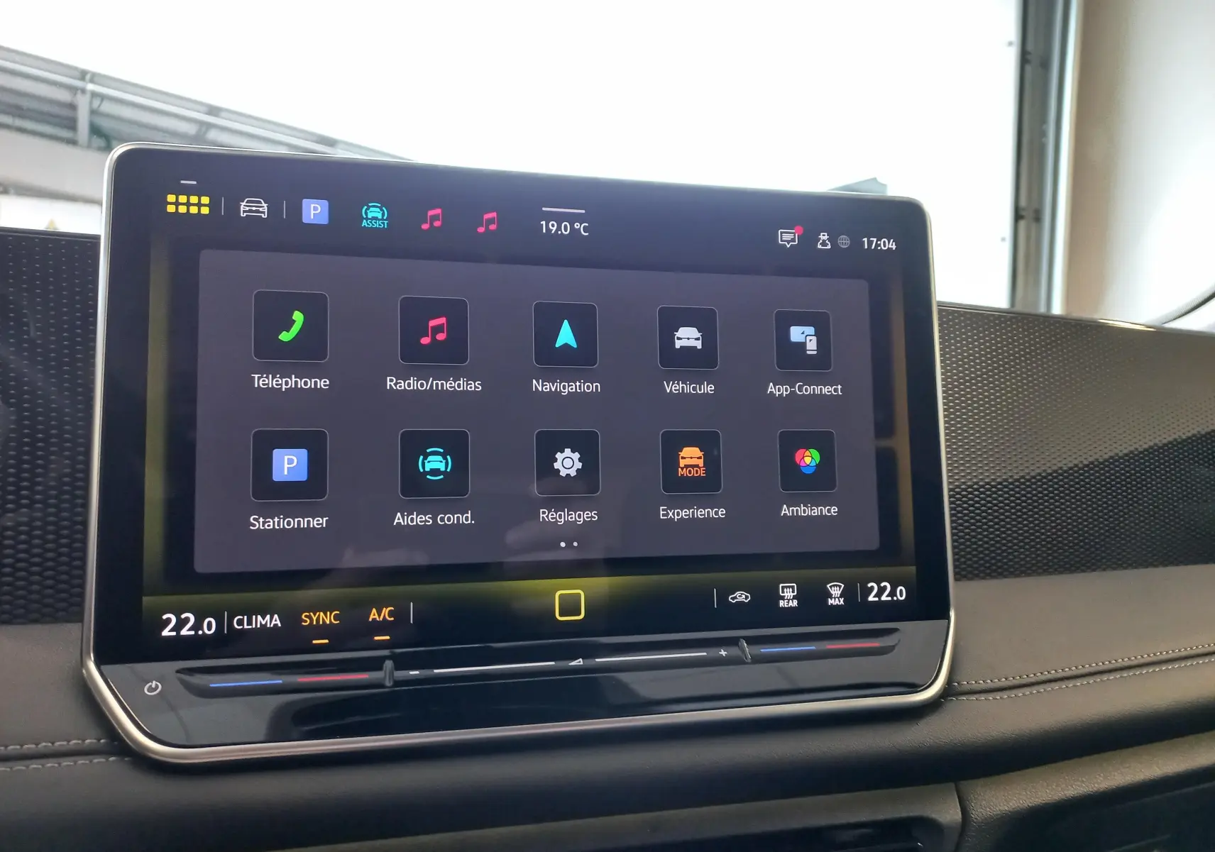 Écran tactile central du Volkswagen Tiguan 2025 affichant les menus de navigation, médias et aides à la conduite.