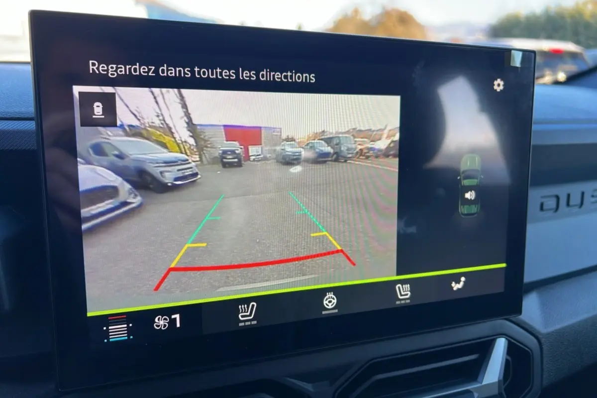 Écran multimédia du Dacia Duster 2025 affichant la caméra de recul et les commandes de sièges et volant chauffants.