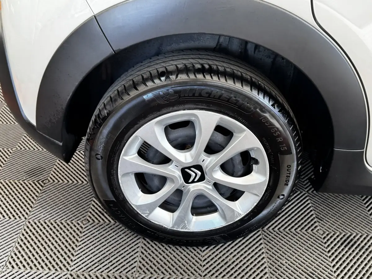 Gros plan sur la roue avant droite beige d'une Citroën C3 2021 avec jante en alliage et pneu Michelin.