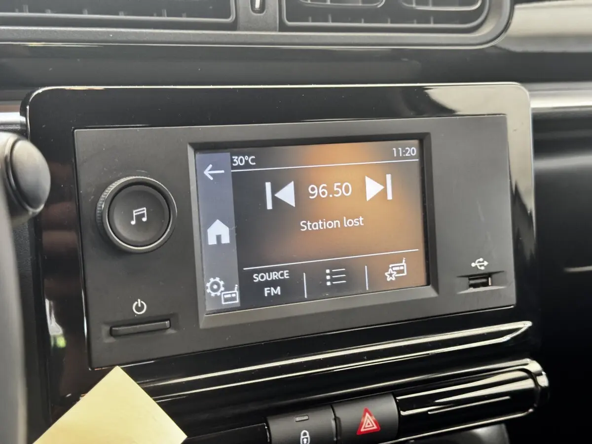 Écran tactile central de la Citroën C3 beige 2021 affichant une radio FM à 96.50 MHz, vue rapprochée intérieure.