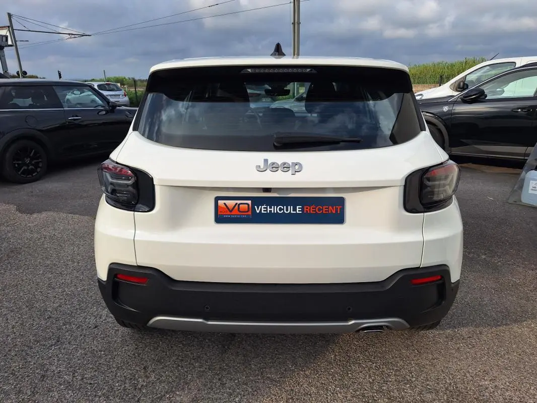 Vue arrière d'un Jeep Avenger blanc 2025 avec feux arrière fumés et plaque d'immatriculation "Véhicule récent".
