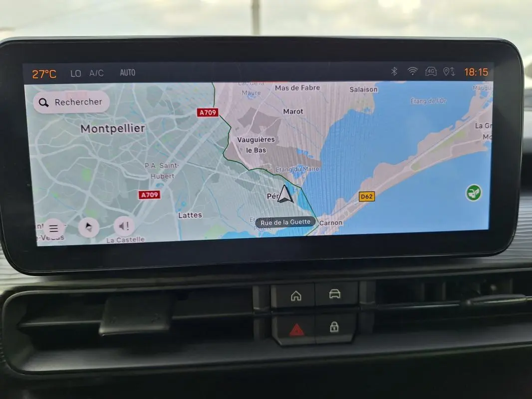 Écran tactile central affichant la navigation GPS avec carte de Montpellier, dans un Jeep Avenger blanc.