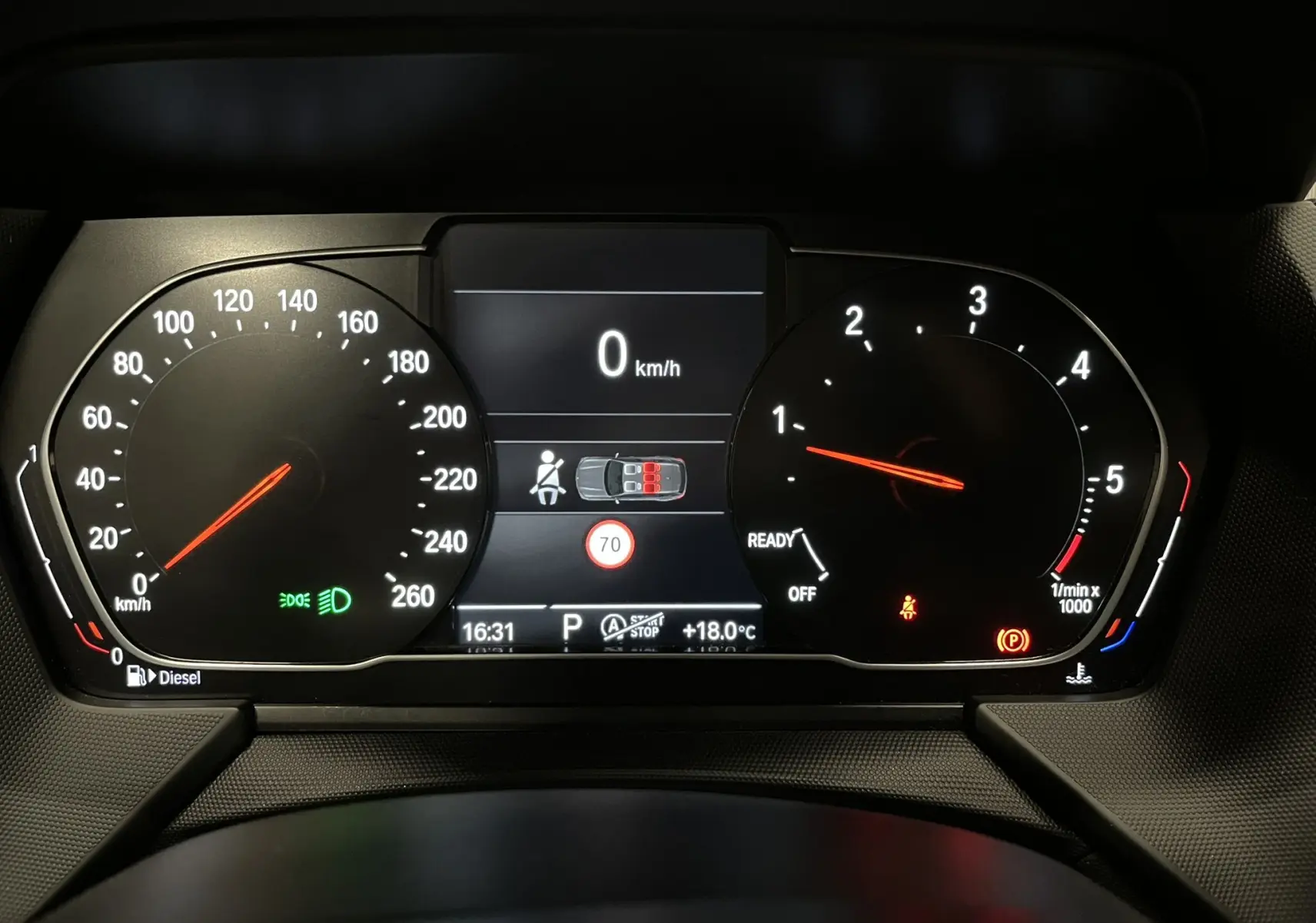 Vue rapprochée du tableau de bord numérique de la BMW Série 1 F40 noir, affichant vitesse, compte-tours et alertes.