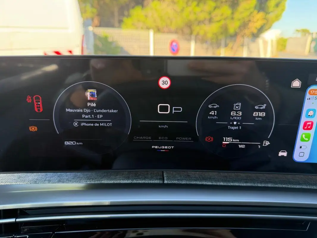 Tableau de bord numérique du Peugeot 3008 Hybrid 145 e-DCS6 Allure 2025 affichant vitesse, consommation et musique.