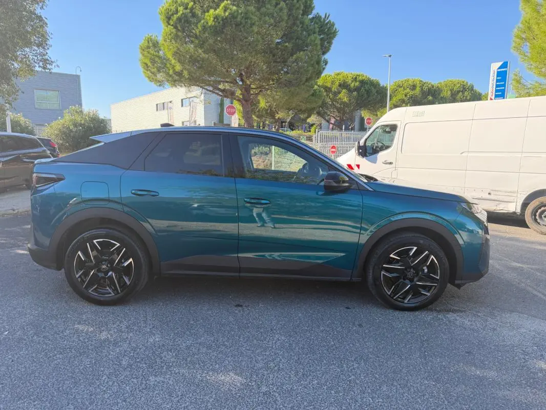 Vue de profil côté gauche d’un Peugeot 3008 Hybrid 145 e-DCS6 Allure bleu 2025 avec jantes noires distinctives.