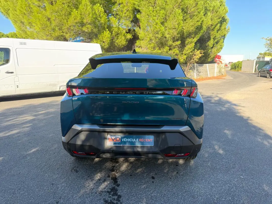 Vue arrière d’un Peugeot 3008 Hybrid 145 e-DCS6 Allure bleu 2025 avec feux arrière distinctifs en forme de griffes.