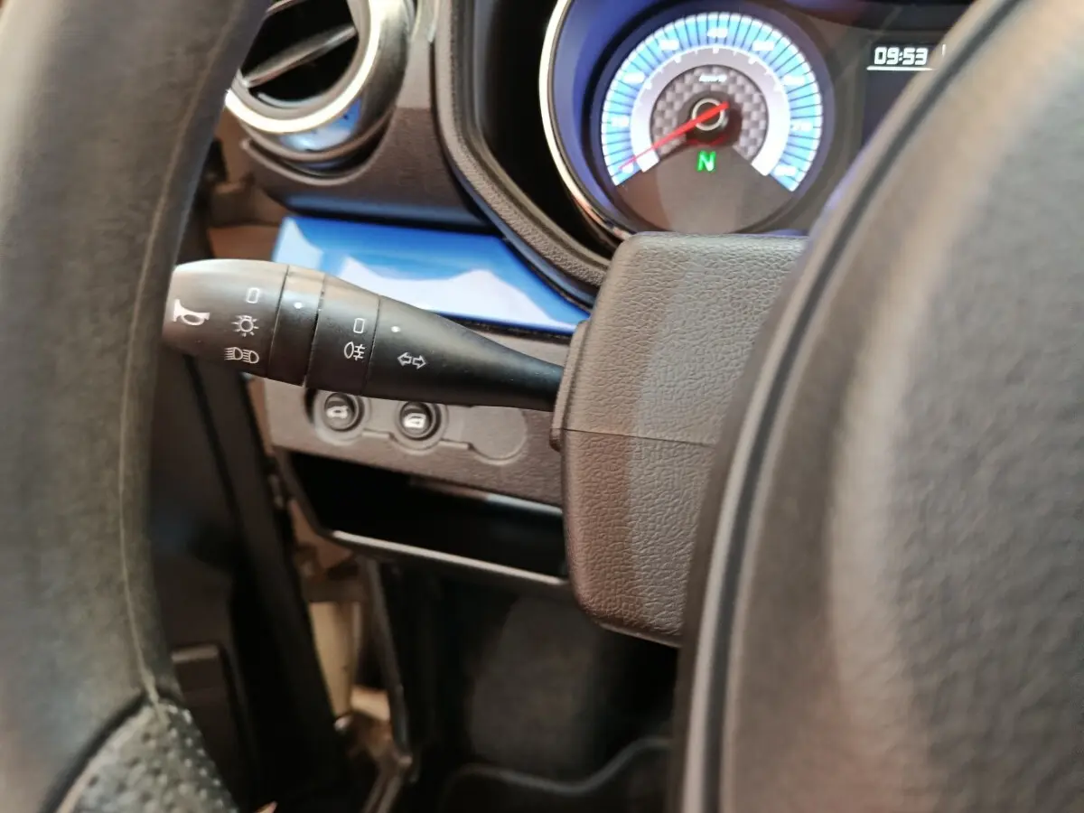 Détail intérieur du combiné d'instruments et commande de clignotants d'une Aixam Ambition blanche, version 2023.