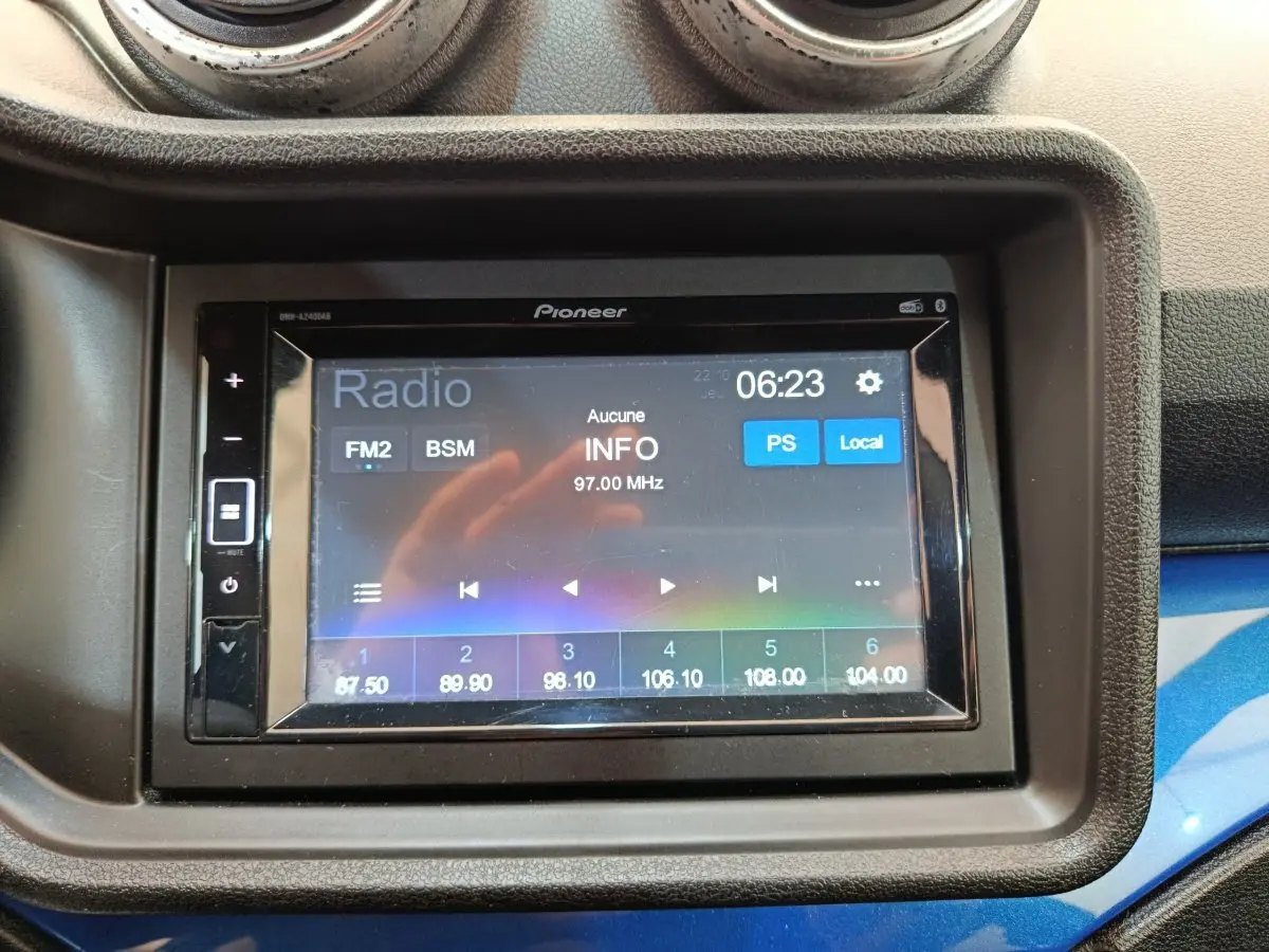 Écran tactile Pioneer du système multimédia de l'AIXAM AMBITION 0.5 CITY COUPE GTI 2023, intérieur noir et bleu.