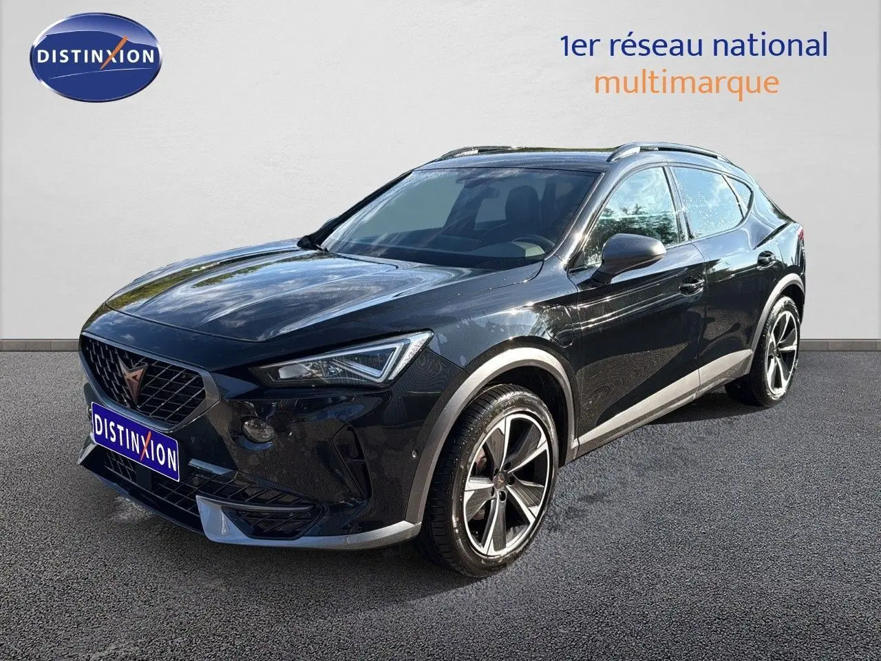 Vue 3/4 avant d'un CUPRA Formentor noir minuit métal, soulignant ses jantes bi-ton et son design sportif 2023.