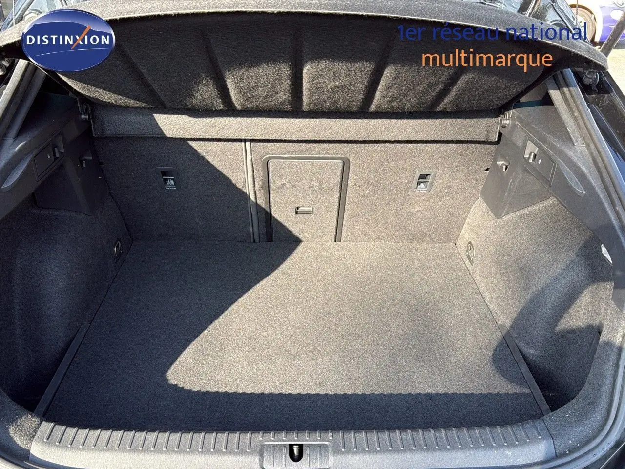 Coffre spacieux et propre d'une CUPRA Formentor noir minuit, vue intérieure arrière avec banquette rabattable visible.