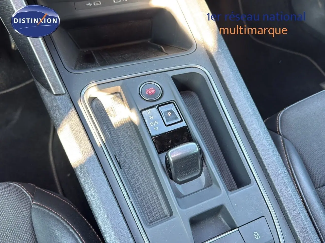 Vue rapprochée de la console centrale du CUPRA Formentor noir minuit, mettant en valeur le levier de vitesses et le bouton start-stop.