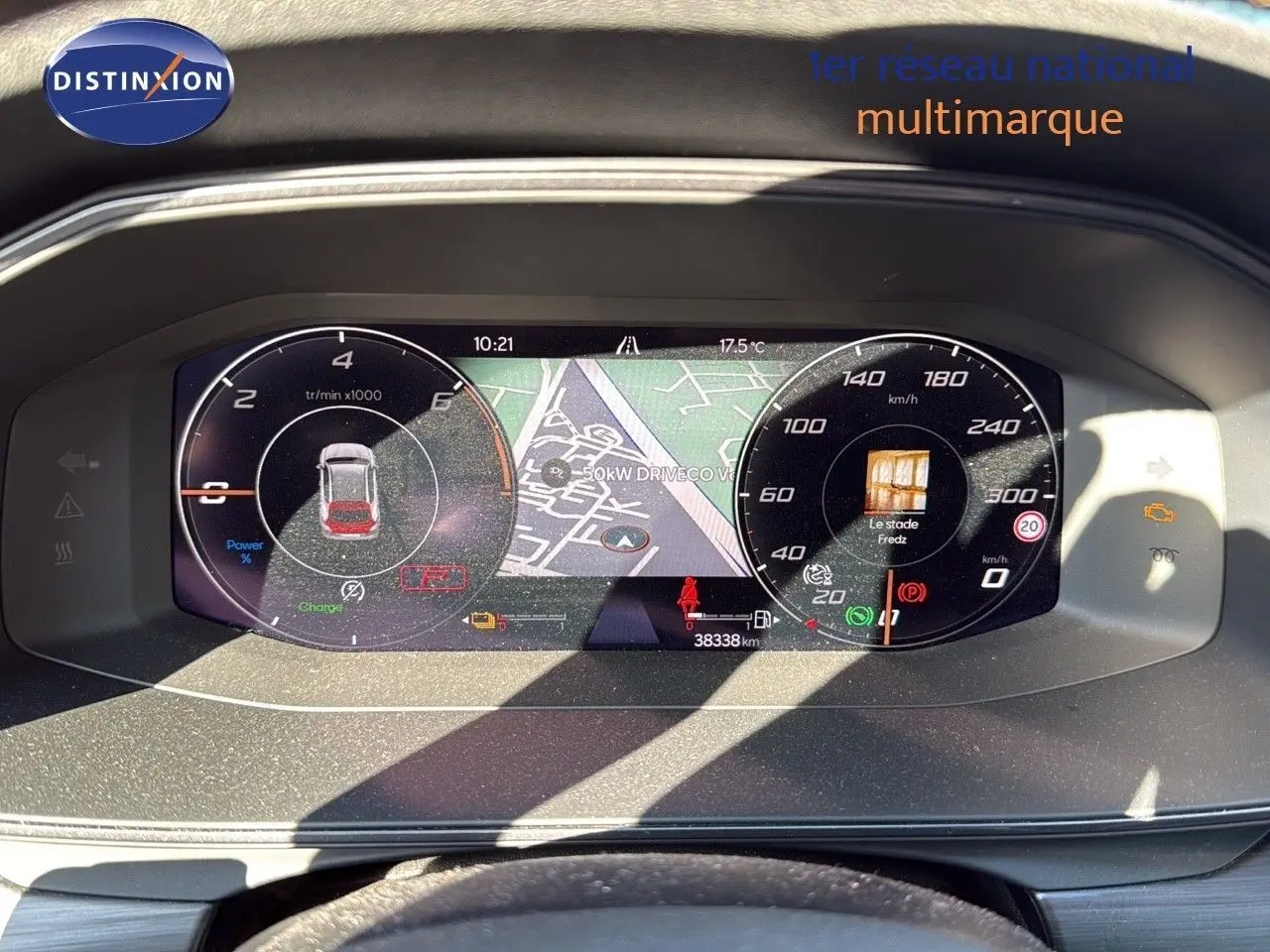 Tableau de bord numérique du CUPRA Formentor noir, affichant la navigation et compte-tours en vue frontale.