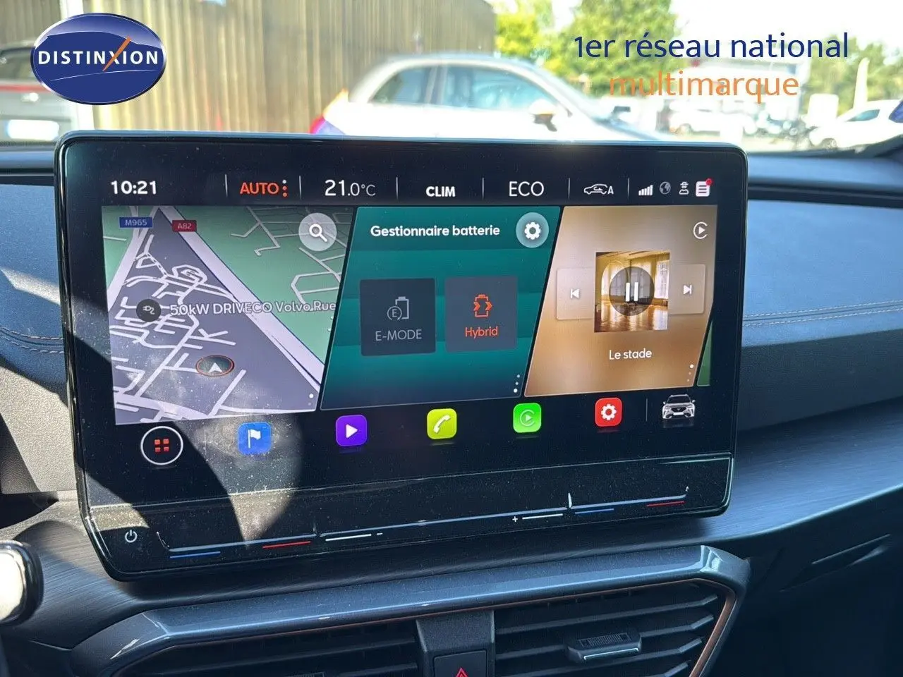 Écran tactile central du tableau de bord du CUPRA Formentor noir, affichant la gestion batterie en mode hybride.