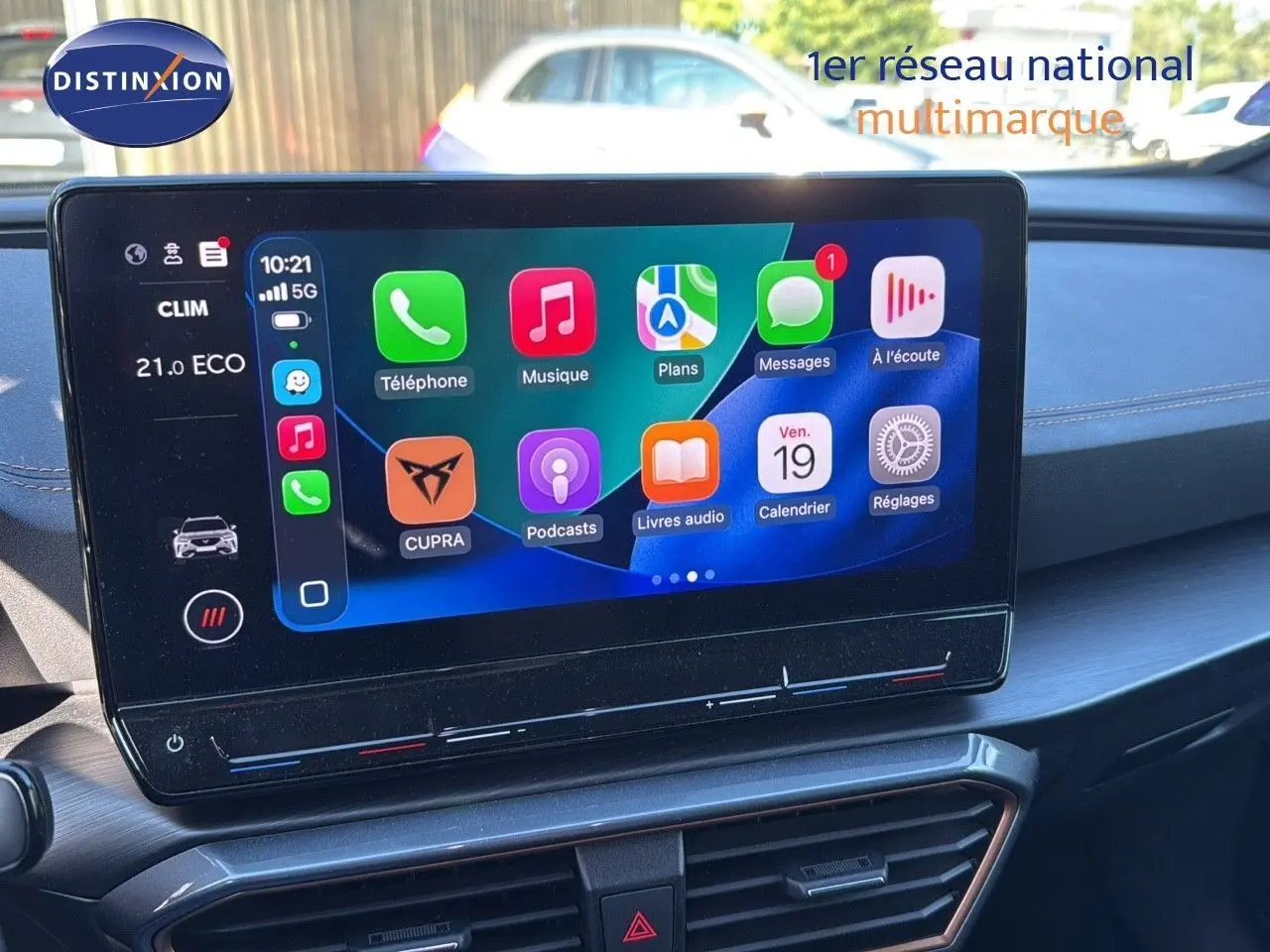 Écran tactile central affichant les applications Apple CarPlay dans l'habitacle du CUPRA Formentor noir minuit 2023.