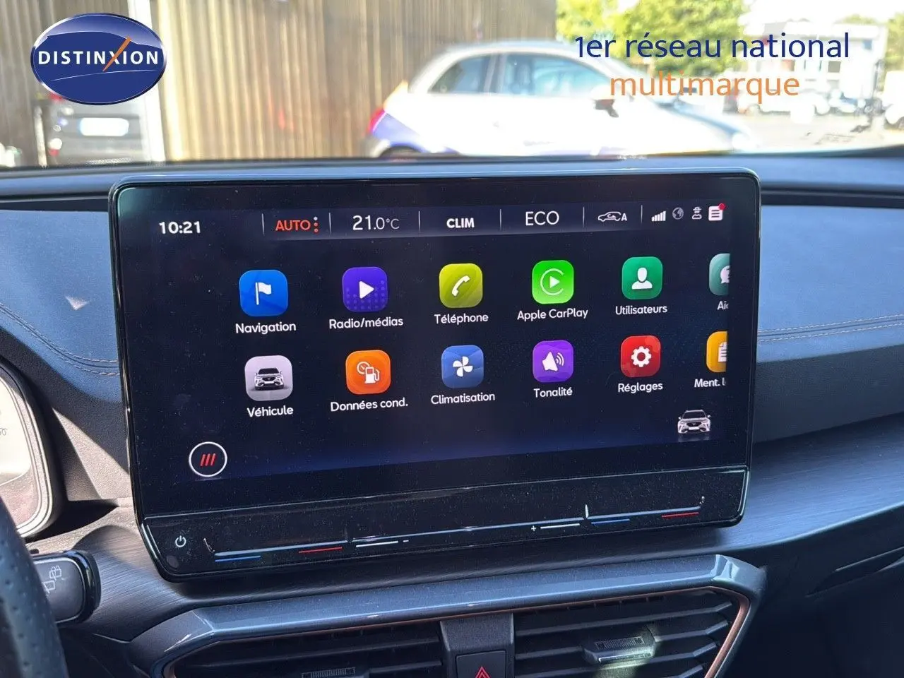 Écran tactile central allumé dans l'habitacle du CUPRA Formentor noir minuit, affichant les options multimédia et climatisation.