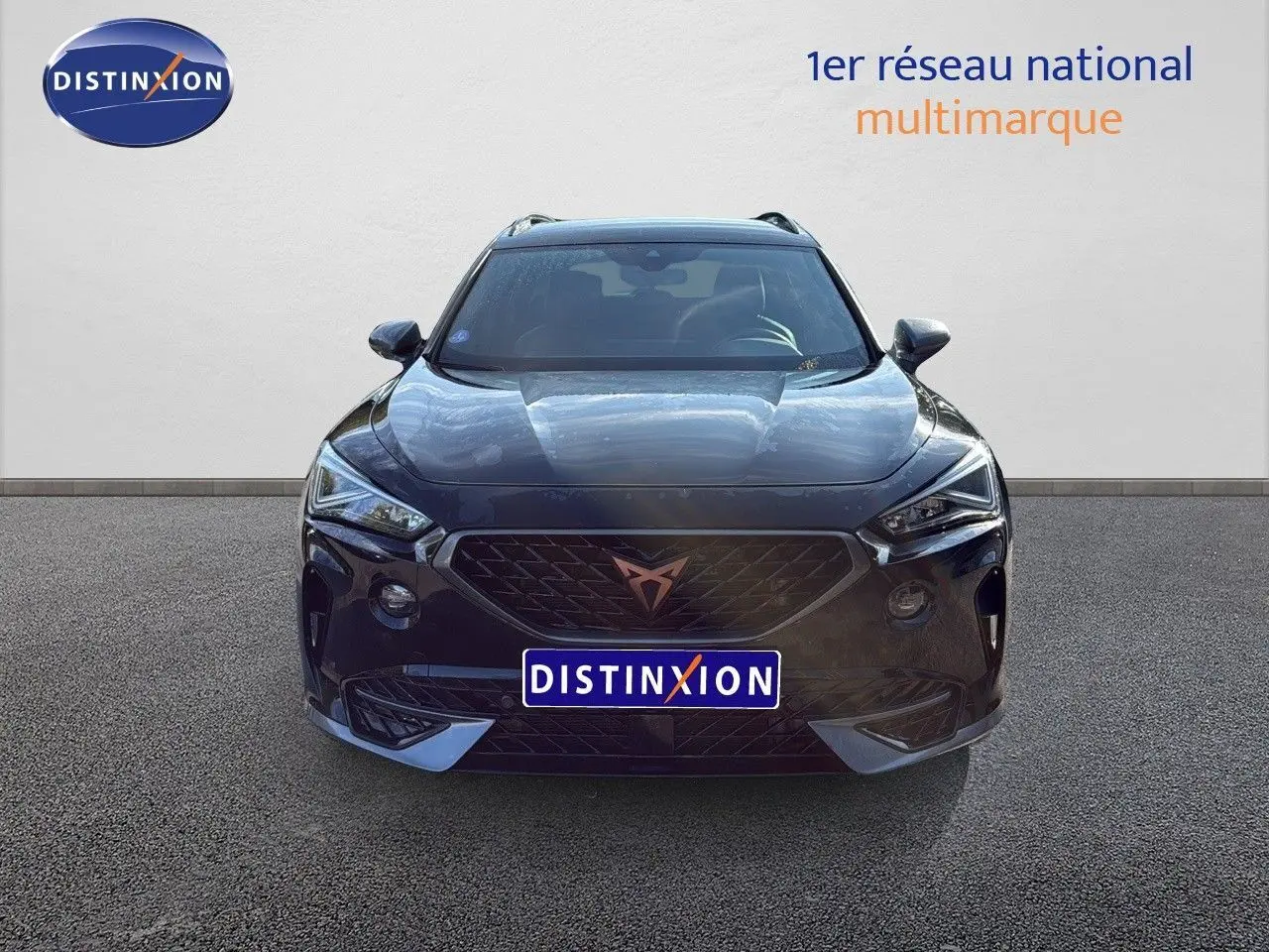 Vue frontale d'un CUPRA Formentor 1.4 E-HYBRID 2023 noir minuit métal avec calandre distinctive et phares LED anguleux.