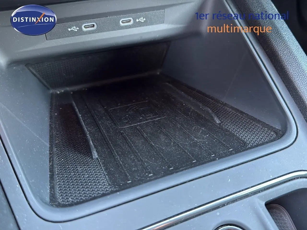 Gros plan sur la console centrale noire du CUPRA Formentor 2023, avec zone de recharge sans fil et ports USB visibles.