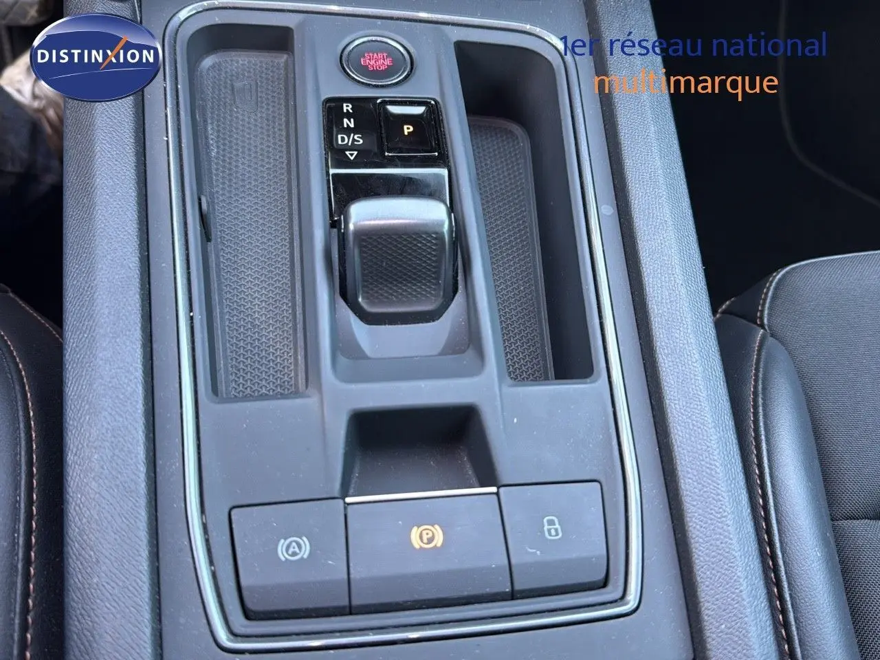 Vue rapprochée de la console centrale noire du CUPRA Formentor 1.4 E-HYBRID 2023 avec levier de vitesse automatique.