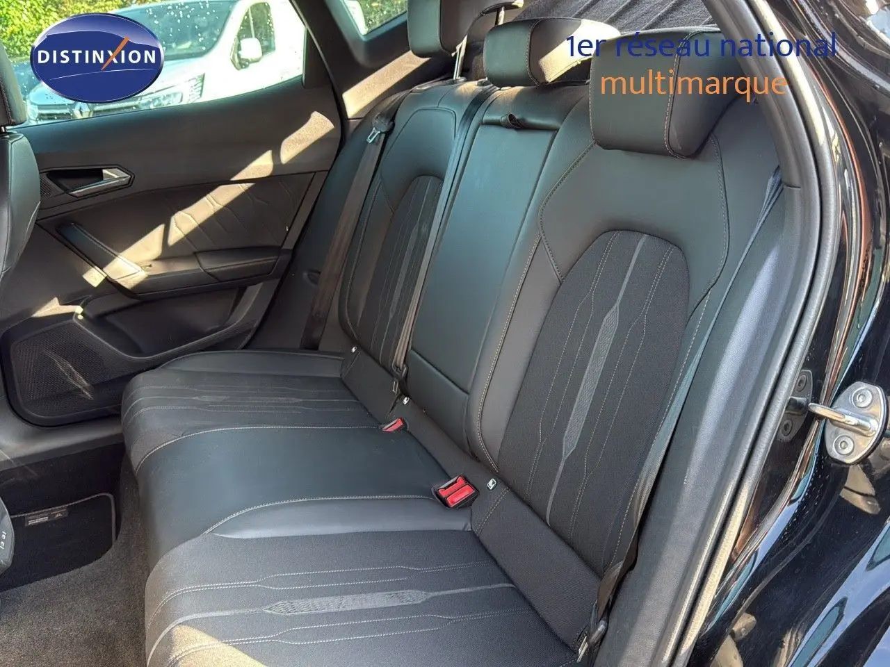 Vue intérieure côté droit montrant les sièges arrière en cuir noir du CUPRA Formentor 1.4 E-HYBRID 2023.