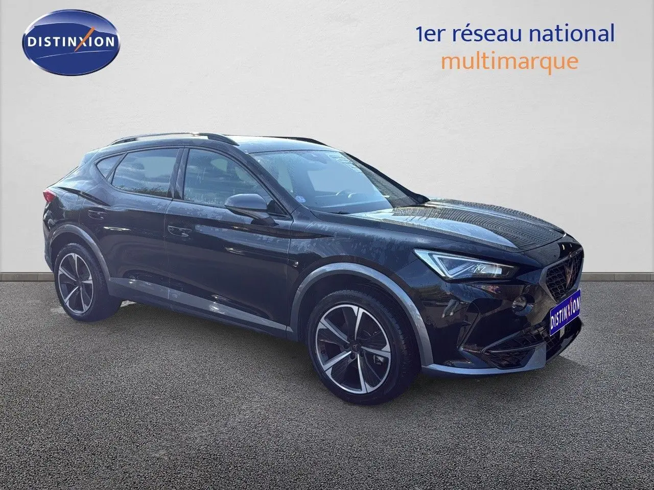 Vue 3/4 avant droite d'un CUPRA Formentor noir minuit métallisé avec jantes bi-ton et calandre distinctive.