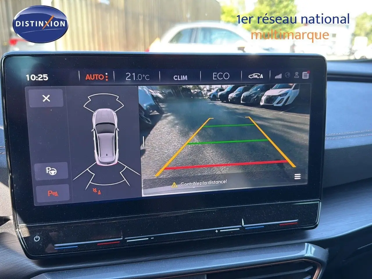Écran multimédia affichant la caméra de recul et les capteurs de stationnement du CUPRA Formentor noir minuit, vue intérieure.