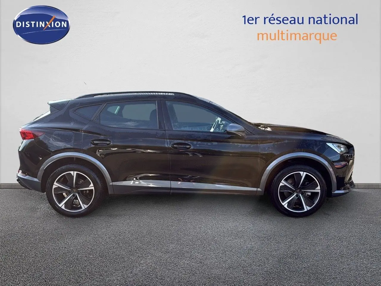 Profil droit d'un SUV CUPRA Formentor noir minuit métallisé, soulignant ses jantes bi-ton et lignes dynamiques.