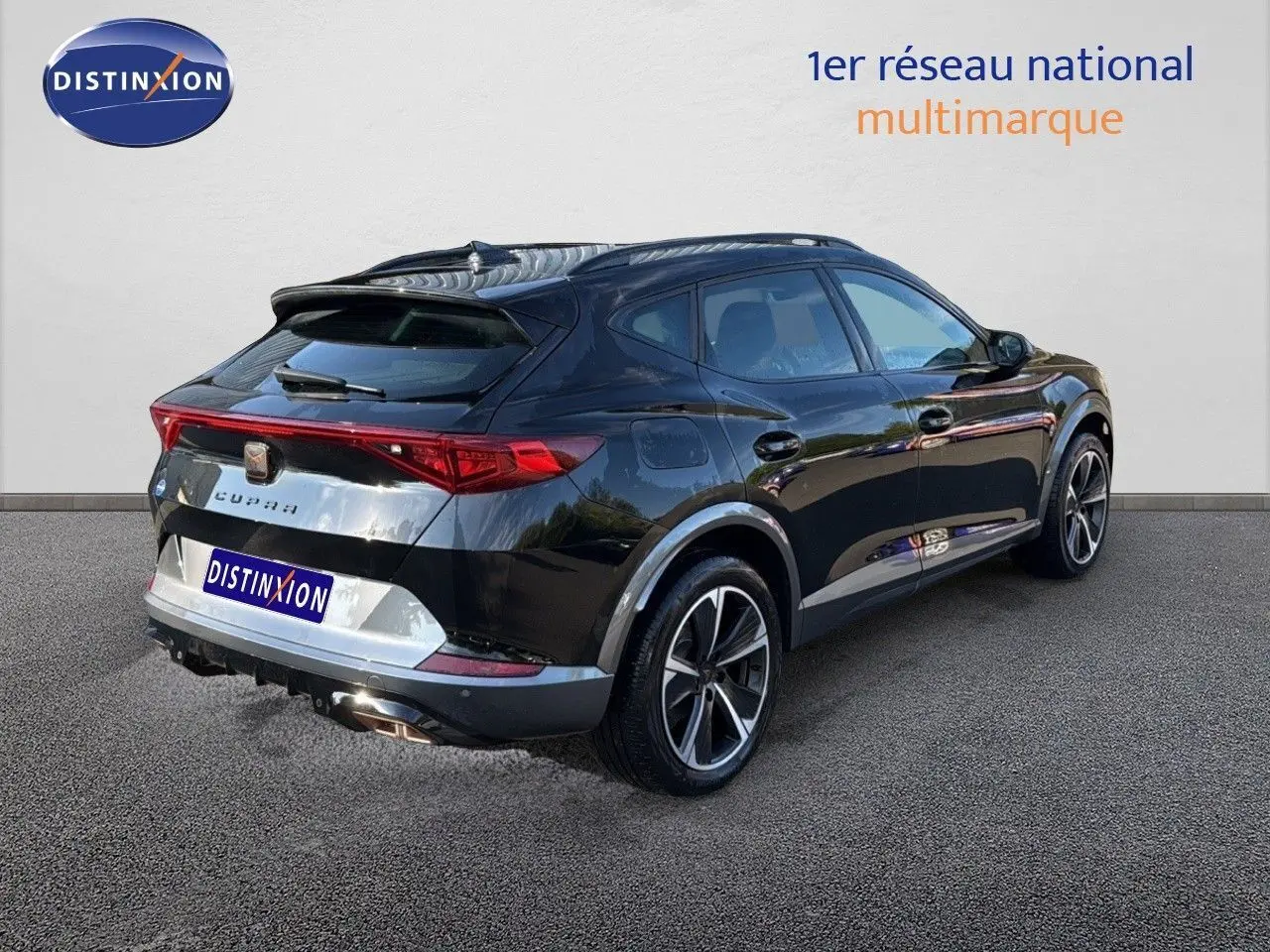 Vue 3/4 arrière droite d'un CUPRA Formentor noir minuit métal avec jantes bi-ton et lignes sportives marquées.