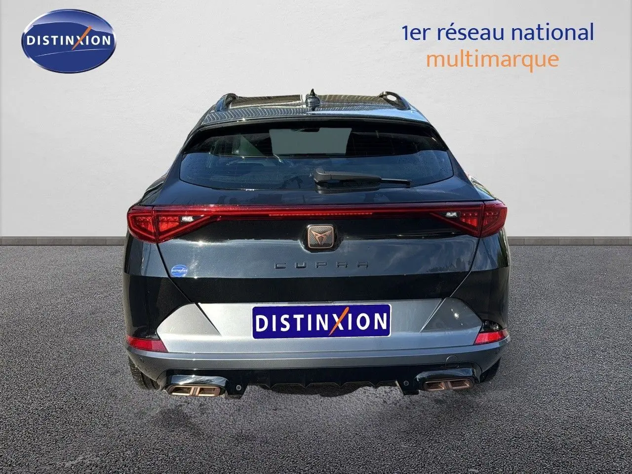 Vue arrière d'un CUPRA Formentor noir minuit métal 2023 avec double sortie d'échappement et logo distinctif central.