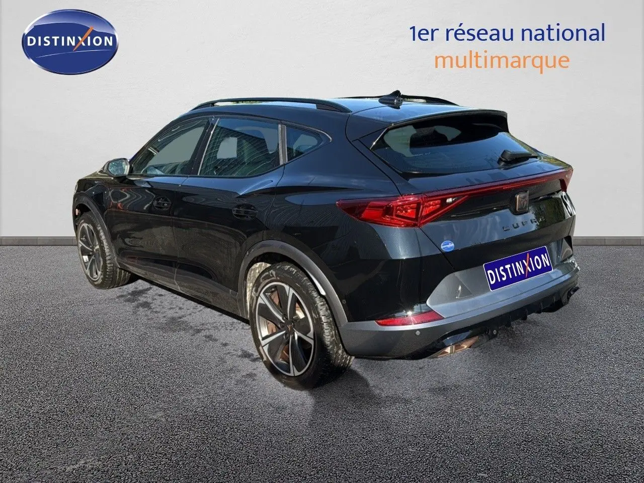 Vue 3/4 arrière droite du CUPRA Formentor noir minuit métal, soulignant ses feux arrière et ses jantes bi-ton.