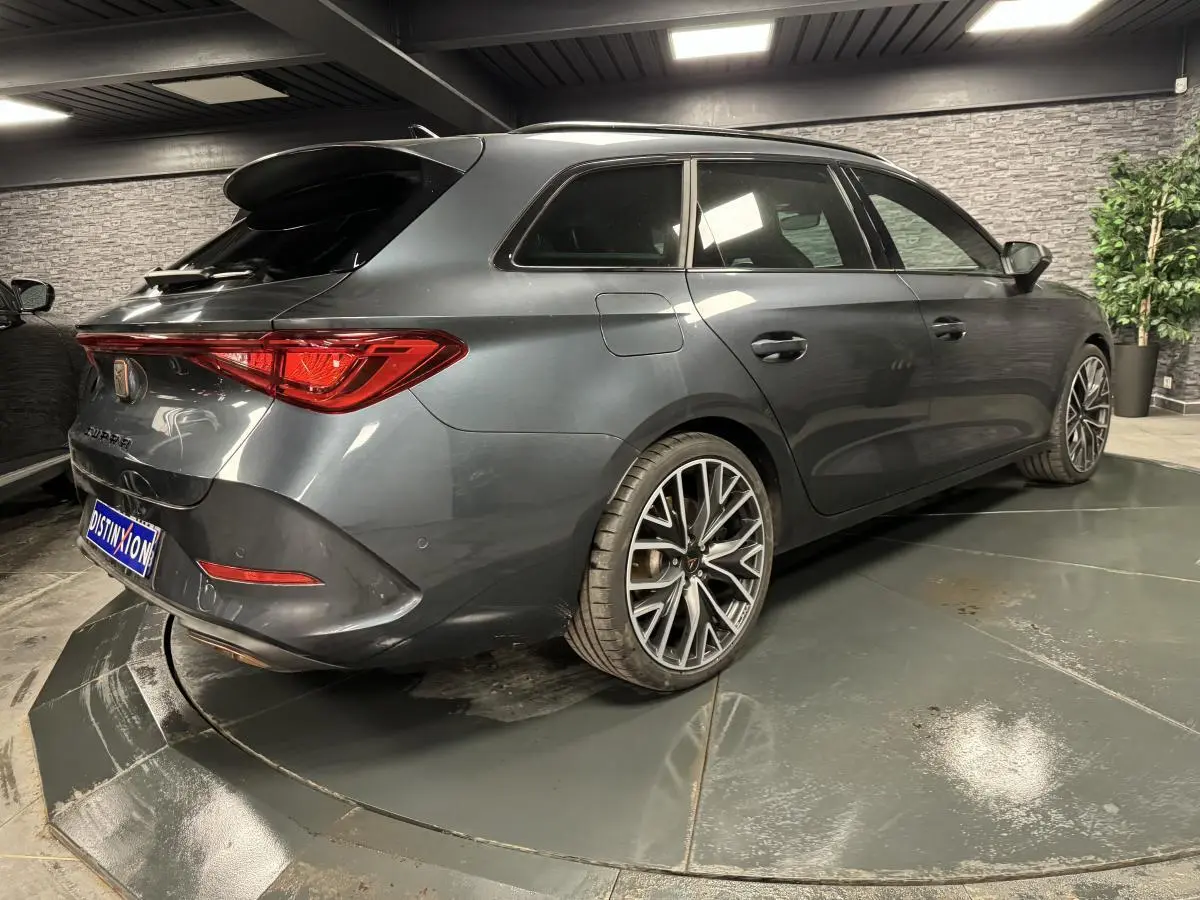 Vue 3/4 arrière droite d'une CUPRA Leon Sportstourer gris magnétique avec jantes alliage 19 pouces et feux LED distinctifs.