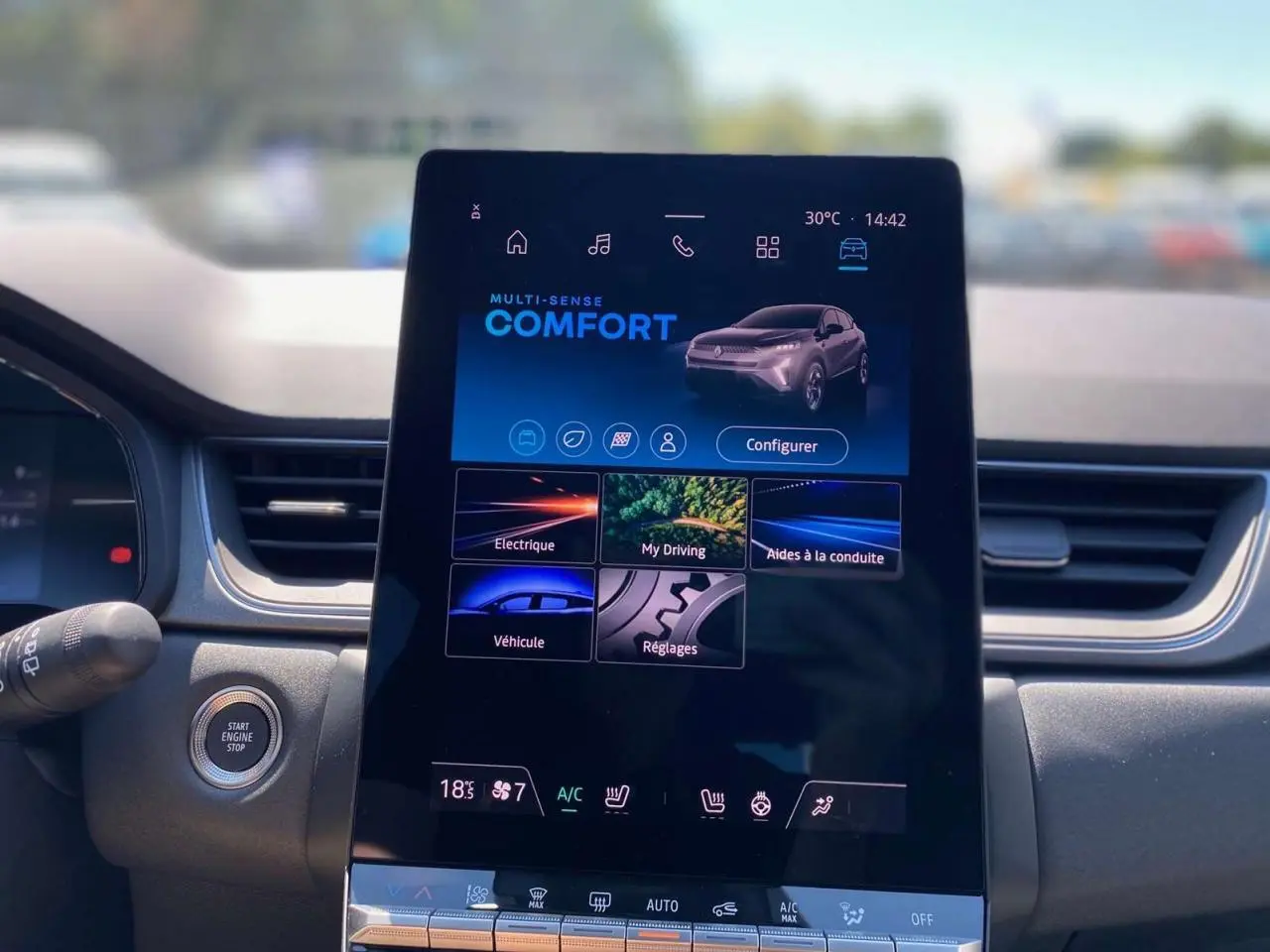 Écran tactile central du Renault Captur 2025 affichant le mode Multi-Sense Comfort dans l'habitacle.